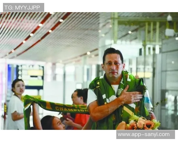 国安球迷机场送别塞蒂恩张源泪洒离别情深 国安球迷机场送别塞蒂恩张源泪洒离别情深