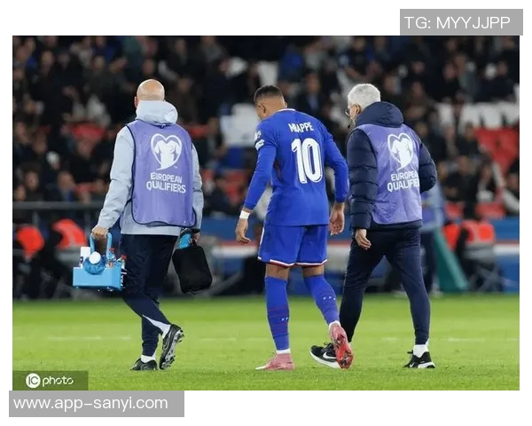 姆巴佩因右脚踝受伤退出法国队集训已回归皇马进行康复治疗