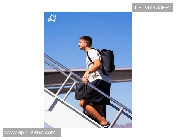 季前赛迎战湖人太阳队晒出布克马威帅气登机照引发关注 季前赛迎战湖人太阳队晒出布克马威帅气登机照引发关注