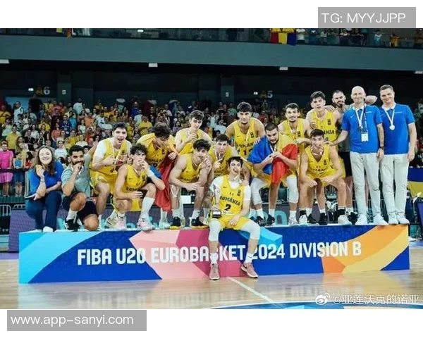 佩奇携女友与队友重返母校共同庆祝NCAA冠军戒指荣耀时刻