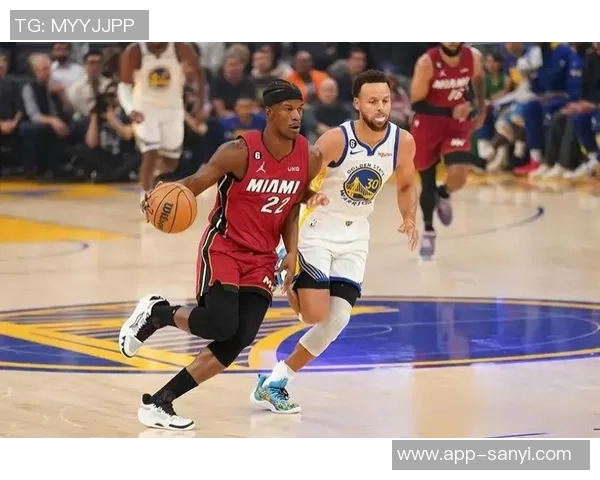 库里盛赞巴特勒训练赛表现出色攻防两端展现统治力