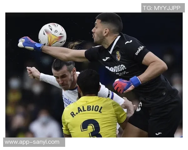 内托禁区内摔倒未获判罚C罗射门稍稍偏出引发争议