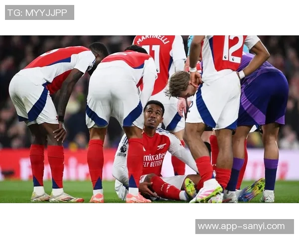 阿森纳前场定位球险情加布里埃尔头球击中横梁赖斯补射被挡