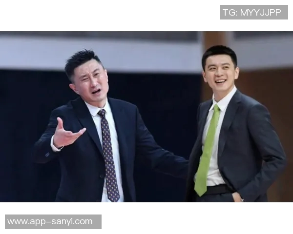 杨鸣与杜锋赛后微笑拥抱展现对输球的坦然态度 杨鸣与杜锋赛后微笑拥抱展现对输球的坦然态度